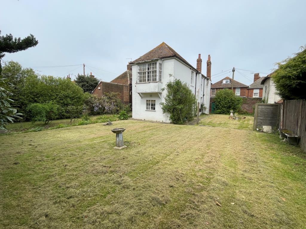Lot: 63 - FIVE-BEDROOM PERIOD PROPERTY FOR REFURBUSHMENT ON SITE WITH POTENTIAL - Garden and rear of property